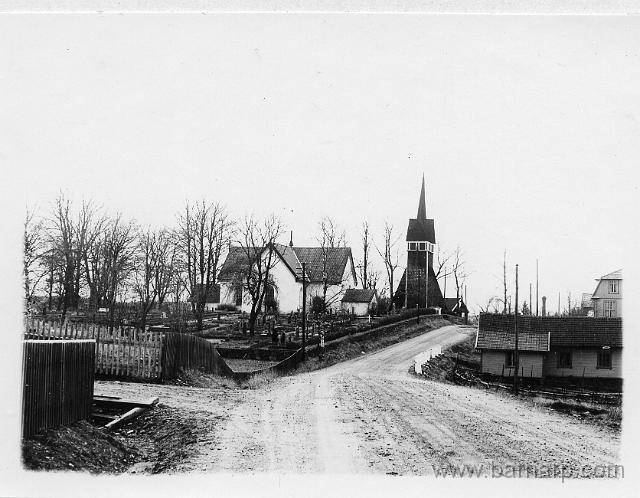 kyrkan_hostvader_1930.jpg - Kyrkan med kyrkogård i höstväder 1930