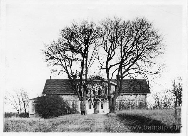prastgarden_1930.jpg - Barnarps prästgård 1930 med pastor Wilh. Bexell (byggd på 1880-talet)
